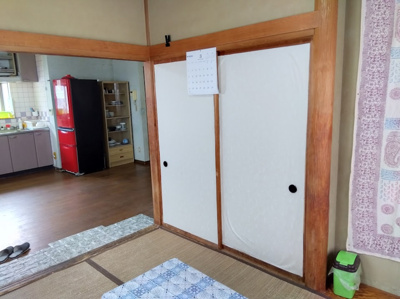 【和室】 | 売中古戸建　函南町塚本 | リビング横にあるので食後に気持ち良くお昼寝出来そうですね。押入れがあるので布団をしまっておく事も出来ます。