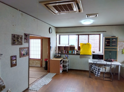 【居間・リビング】 | 売中古戸建　函南町塚本 | 大きい窓から入るたっぷりの日差しが嬉しいですね。広々としており、家族が自然に集まるような広さのリビングです。。