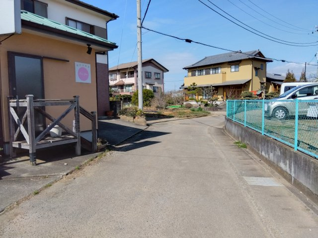 売中古戸建　函南町塚本の前面道路含む現地写真|閑静な住宅街に位置しているので静かで落ち着いた雰囲気です。陽当たりも良好です。
