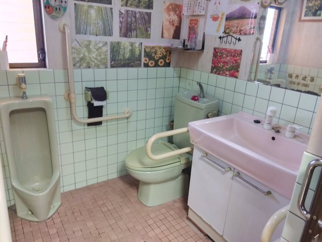売中古戸建　函南町塚本のトイレ|店舗部分のトイレです。手洗い場が併設されているので衛生的です。