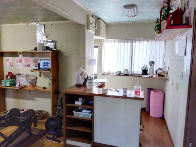 売中古戸建　函南町塚本の内装|現在はパーソナルトレーニング・ヨガスタジオ・整体院として使われています。室内とても明るいです。