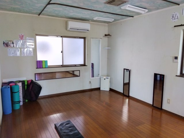 売中古戸建　函南町塚本の玄関|ヨガスタジオです。明るい室内で気持ち良くレッスンが出来そうですね。