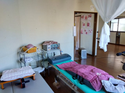 【内装】 | 売中古戸建　函南町塚本 | 整体の施術スペースもあります。自分のお店の夢が広がりますね♪