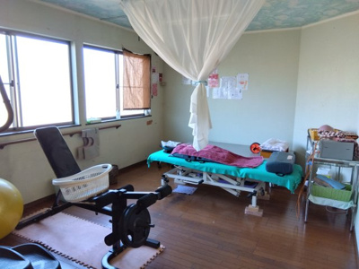 【内装】 | 売中古戸建　函南町塚本 | 大きな窓があるので部屋にやわらかな陽光が注ぎます。明るい空間でのびのび働けますね。