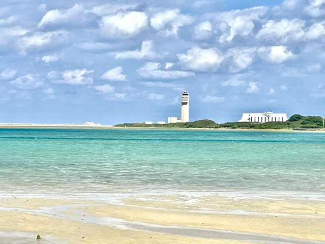 STORYLINE瀬長島の展望|遠浅のエメラルドグリーンの海の先に那覇空港滑走路を望む眺望