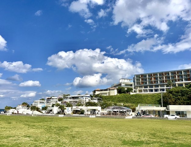 STORYLINE瀬長島の周辺|多くの観光客で賑わう商業施設“ウミカジテラス”が隣接しています。