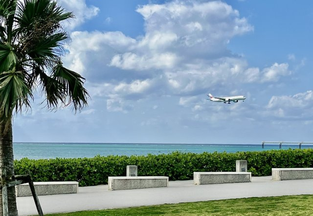 STORYLINE瀬長島の周辺|近隣広場から航空機の離発着を望む眺望