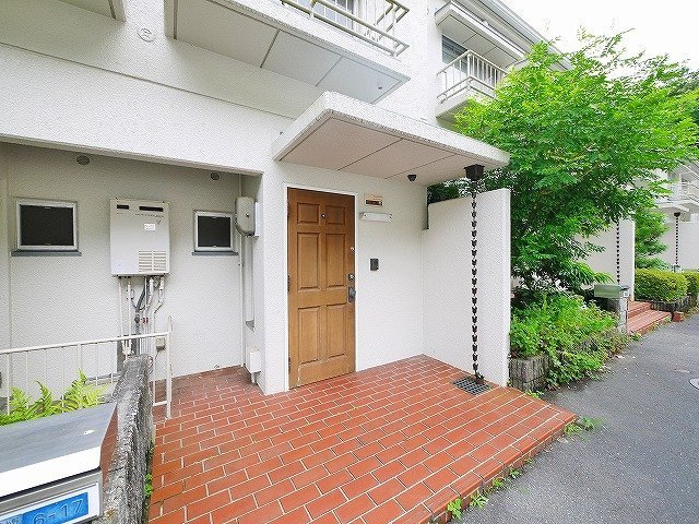 あすか野北３丁目テラスハウスのエントランス|玄関外の写真です