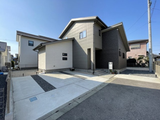 【駐車場】 | 車は楽に3台駐車可能です