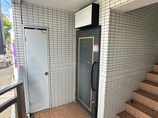 ホーメーマンションの玄関