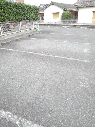 立願寺ハイツの駐車場