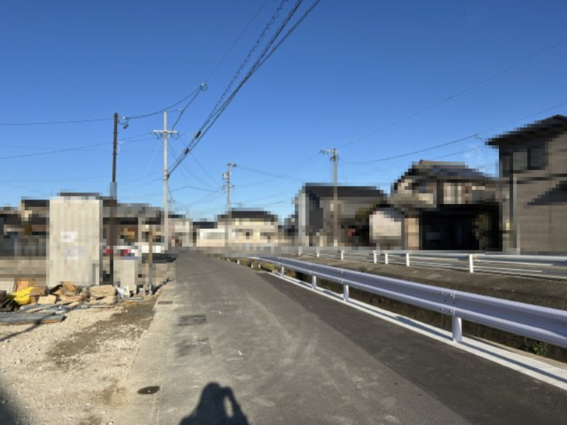 高浜市呉竹町第3新築戸建　2号棟の前面道路含む現地写真|高浜市呉竹町第3新築戸建前面道路写真です。東側公道約4.07ｍに接道