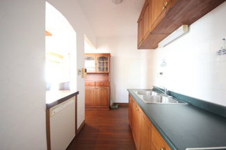 【キッチン】 | 大津市北比良839-4　浜前の戸建 | キッチン、左側はダイニングテーブルと食洗器