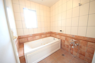 【浴室】 | 大津市北比良839-4　浜前の戸建 | タイルの印象的な浴室