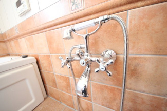 【浴室】 | 大津市北比良839-4　浜前の戸建 | カランやシャワーヘッドもお洒落