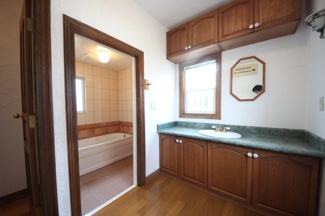 【内装】 | 大津市北比良839-4　浜前の戸建 | 洗面脱衣室からお風呂へ