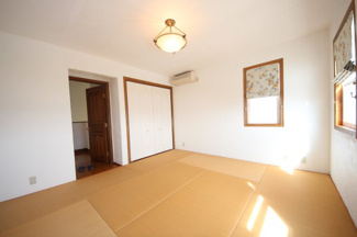 【和室】 | 大津市北比良839-4　浜前の戸建 | 二階和室別角度