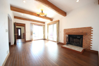 【居間・リビング】 | 大津市北比良839-4　浜前の戸建 | 暖炉のあるゆったりリビング、AI加工前