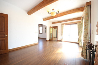 【居間・リビング】 | 大津市北比良839-4　浜前の戸建 | リビング別角度