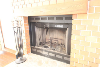 【設備】 | 大津市北比良839-4　浜前の戸建 | 実用性と装飾を兼ねた暖炉