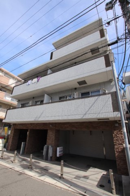 ４階建て鉄筋コンクリート造マンションです