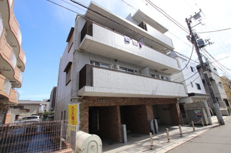 ４階建て鉄筋コンクリート造マンションです