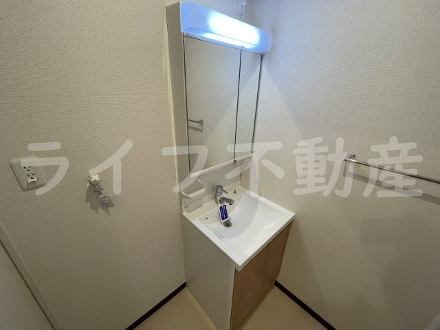 フジパレス岩田町Ⅰ番館の独立洗面台|独立洗面台、小物を置くことができて便利です