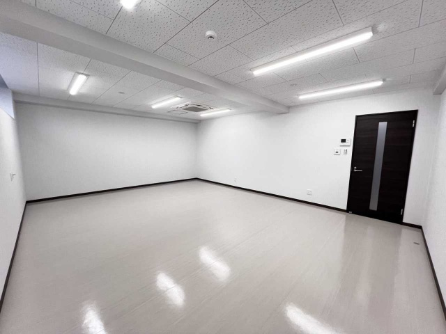 根石町 明照ビルの居間・リビング