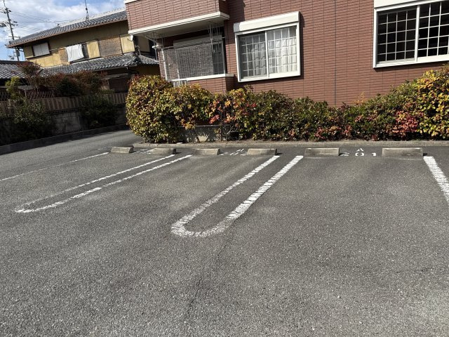 メゾンプラースⅠの駐車場