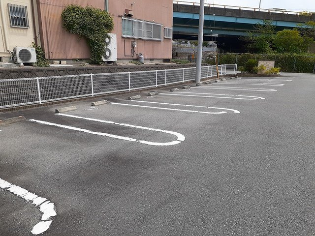 ラ・セレサＡの駐車場