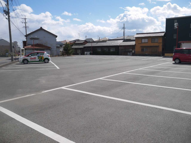 西山町5丁目 貸店舗の駐車場