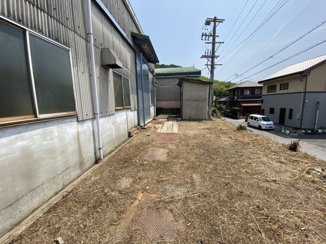 東幡豆町鳶山貸工場の外観