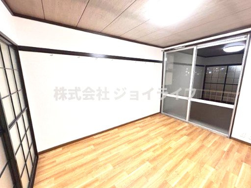 クローバーハイツの洋室
