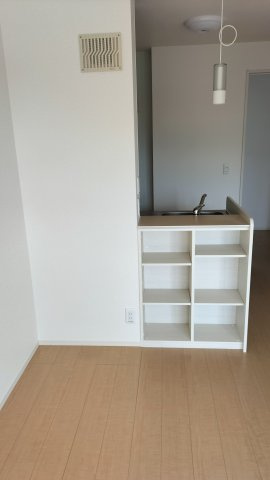 【居間・リビング】 | 大野駅徒歩5分　ピオニーハウス(家賃半額補助対象物件） | カウンターキッチン収納