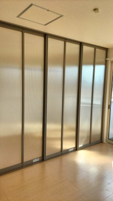 【洋室】 | 大野駅徒歩5分　ピオニーハウス(家賃半額補助対象物件） | パーテーションでリビングと洋室に分かれます。