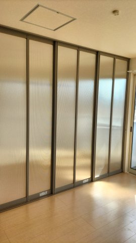 【洋室】 | 大野駅徒歩5分　ピオニーハウス(家賃半額補助対象物件） | パーテーションでリビングと洋室に分かれます。