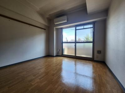 ジュネス二条の居間・リビング|洋室