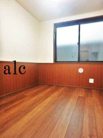 ローズハウスの居間・リビング|天井の高い居室は開放感があります。