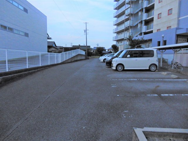 BlueWing鯉江本町の駐車場