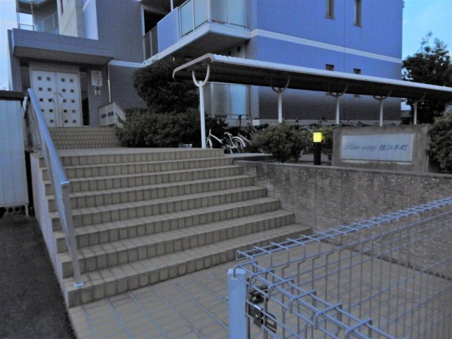 BlueWing鯉江本町のエントランス