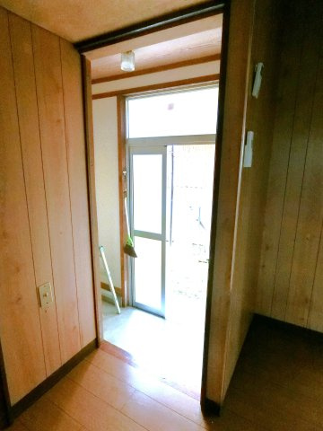 三階貸家の玄関