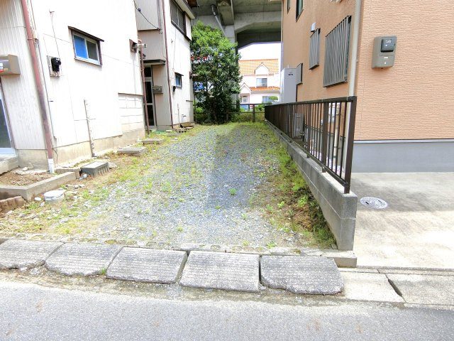三階貸家の駐車場