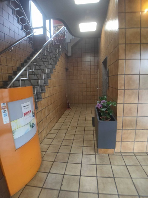 半田市 丸万ビルのロビー