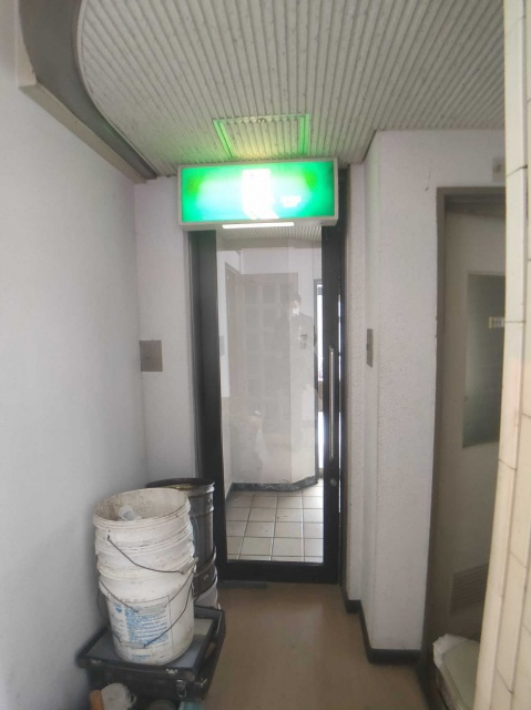 半田市 丸万ビルのエントランス