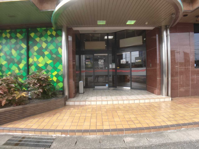 半田市 丸万ビルのエントランス