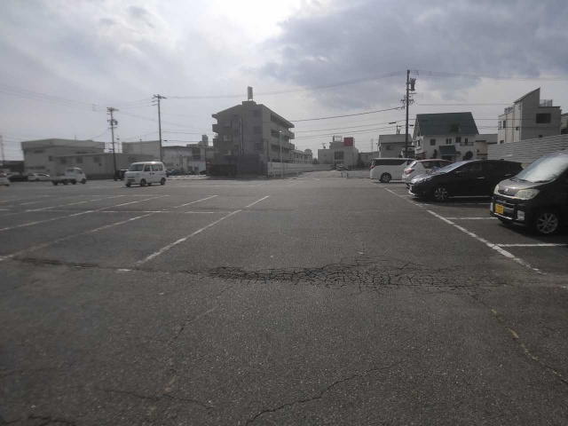 半田市 丸万ビルの駐車場