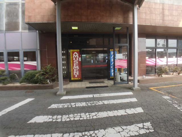 半田市 丸万ビルのエントランス