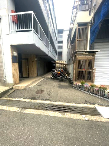プレアール蔀屋本町の駐車場