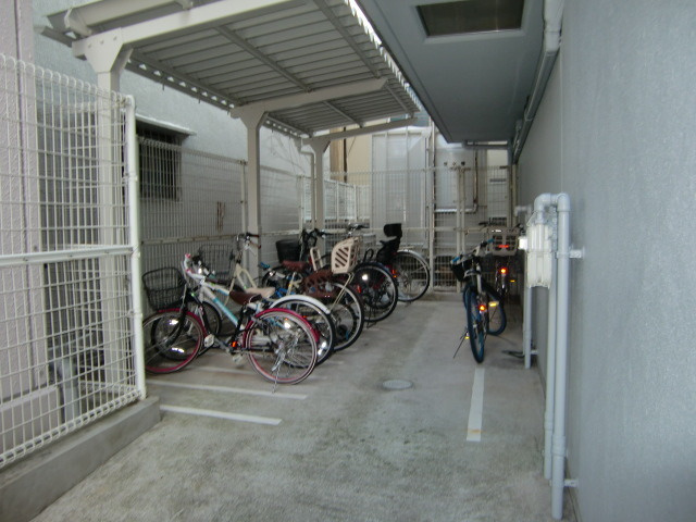 コンブリオアダチの外観|駐輪場