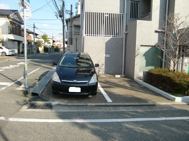 コンブリオアダチの駐車場